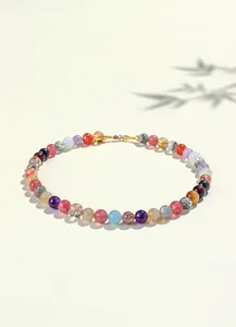 Vista detallada de collar de cuentas de gemas multicolores con cuarzo fresa y rutilado fino.