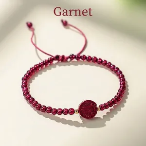 Elegante bracciale di perle in granato naturale con ciondolo in cinabro e cordino rosso