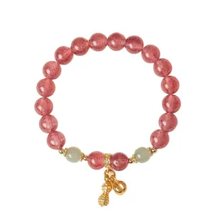 Natürliches rosa Erdbeerkristall-Perlenarmband mit Hetian-Jade und goldenem Erdnuss-Anhänger.
