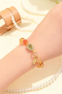 Detailansicht eines neuen chinesischen Armbands mit Citrinperlen und Jade-Hulu
