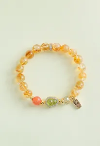Detailansicht von Naturzitrin-Perlenarmband mit grünem Kürbis und Sicherheitsanhänger.