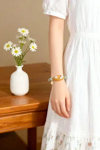 Bracelet de fleurs vintage en pierre de Shoushan et bois de santal sur le poignet