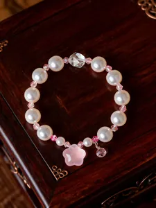 Elegante bracciale di perle bianche con ciondolo a forma di fiore di cristallo rosa