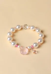 Elegante bracciale di perle con ciondolo a fiore rosa e dettagli di perle brillanti