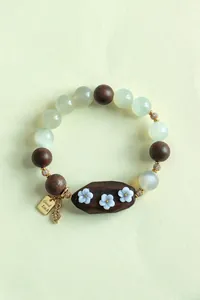 Vue détaillée du bracelet rétro en bois de santal et pierre de Shoushan avec fleurs de nacre