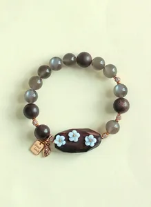 Bracelet en perles de pierre naturelle et bois de santal avec breloque Good Luck