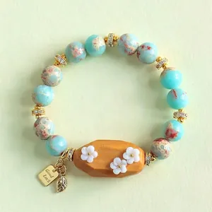 Bracelet perlé vintage en pierre naturelle et bois de santal avec breloques fleurs blanches