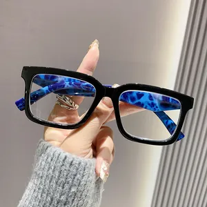 Trendy leesbril met vierkant montuur en blauwe marmeren pootjes met blauwlichtfilter