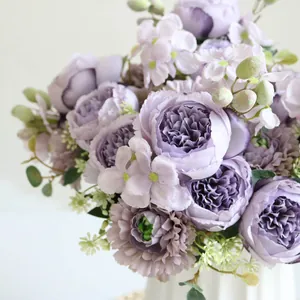 Primer plano de un ramo realista de peonías y hortensias púrpuras artificiales elegantes