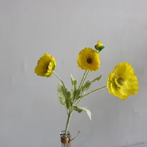 Primer plano de flor de amapola de Islandia artificial amarilla para boda floral