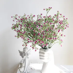 Ramo de paniculata artificial rosa y blanco en un creativo jarrón de puño blanco