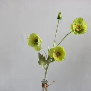 Primer plano detallado de flores de amapola de Islandia artificiales en un jarrón