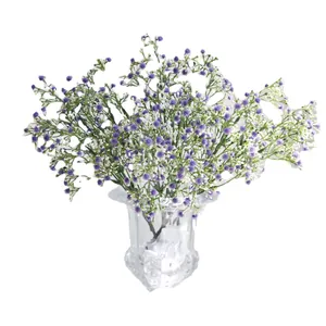 Ramo de paniculata artificial violeta y blanco en jarrón transparente para bodas