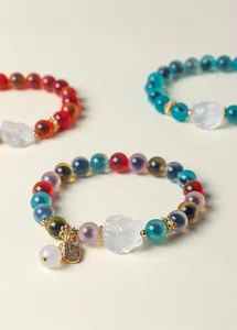 Detail eines Neunschwänziger Fuchs Armbands aus weißem Kristall und bunten Achatperlen.