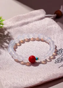 Gedetailleerd shot van een witte agaat kralenarmband met vintage rode en turquoise stenen