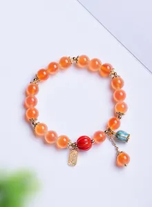 Vue détaillée d'un bracelet en agate cœur de sucre de style chinois avec fleur de muguet