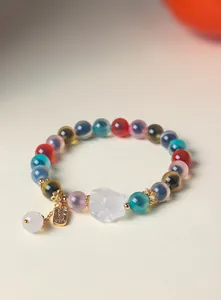 Detaillierte Makroansicht des Armbands mit bunten Achatperlen und weißem Kristallfuchs