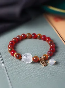 Detailaufnahme des Armbands mit Kandis-Achat und neunschwänzigem Fuchskristall
