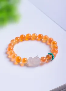 Vue détaillée d'un bracelet en agate cœur de sucre avec une perle de chat blanc mignon