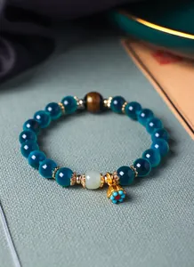 Dettaglio di un bracciale in stile cinese vintage con agata cuore di zucchero e giada.