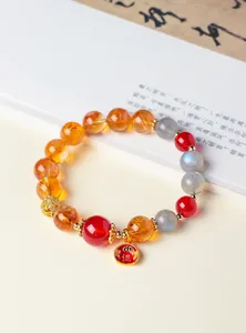 Detail eines Perlenarmbands im neuen chinesischen Stil mit gelbem Kristall und rotem Achat