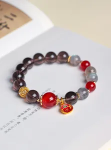 Detaillierte Nahaufnahme eines Vintage-Perlenarmbands mit natürlichen Achatsteinen