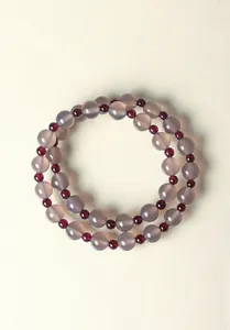 Primer plano detallado de la pulsera de doble capa de ágata gris natural y granate rojo