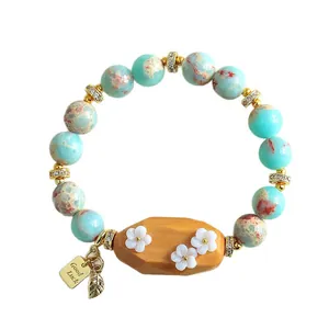 Bracelet vintage en pierre naturelle et bois de santal avec fleurs et breloque Good Luck.