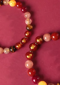 Gros plan de bracelet en agate avec signes du zodiaque chinois et cristaux colorés