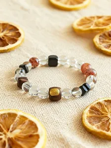 Makroansicht von klarem Kristall und Adlerholz Perlenarmband mit Goldeinlage Detail