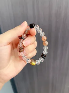 Detailansicht eines Armbands aus Adlerholz mit Bergkristall und Rutilquarz Perlen