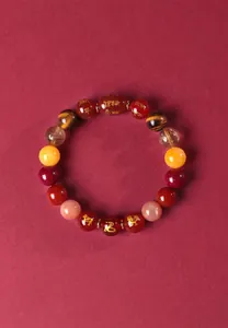 Gros plan détaillé d'un bracelet en pierres précieuses multicolores avec agate rouge gravée