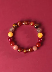 Détail haute résolution de perles d'agate rouge et d'œil de tigre sur un bracelet chinois du zodiaque