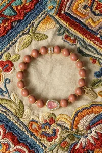 Detailaufnahme des neuen chinesischen Räucherperlenarmband mit rosa Anhänger
