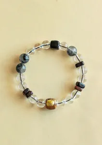 Detailansicht von Armband aus Bergkristall und schwarzem Rutilquarz mit feinen Holzperlen