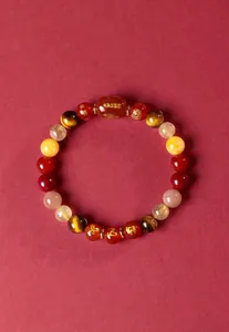 Détail d'un bracelet traditionnel chinois en agate rouge avec des perles de tigre.