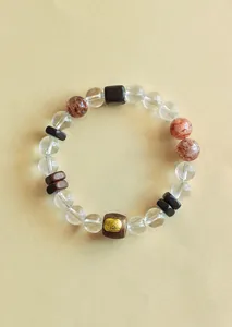 Nahaufnahme eines Perlenarmbands mit Bergkristall und Sandelholzperlen