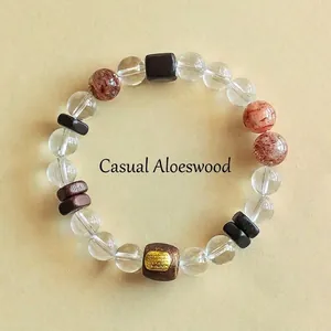Natürliches Bergkristall- und Adlerholz-Armband mit goldenen Details und Gravur