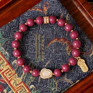 Chinesisches Armband mit Duftperlen, einem Jade-Kürbis und einem goldenen Glücksbringer