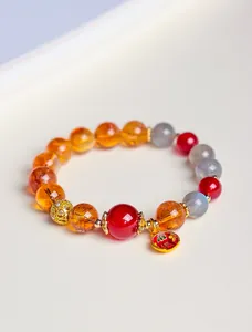 Detailansicht eines Armbands im neuen chinesischen Stil mit Natur-Topas und rotem Achat.