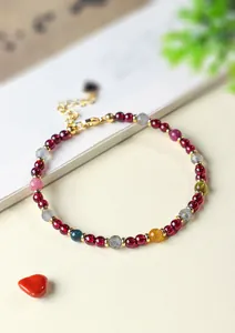 Nahaufnahme eines eleganten Perlenarmbands mit bunten Turmalin- und Granatsteinen