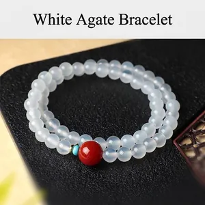 Elegante witte agaat kralenarmband met een levendige rode focuskraal voor dames