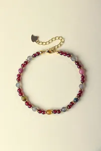 Detailaufnahme eines Perlenarmbands aus natürlichem Granat, Turmalin und grauem Mondsteinbesatz