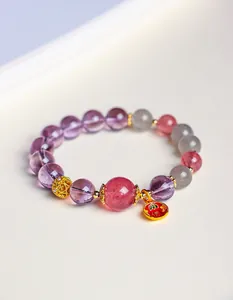 Exquisite Nahaufnahme eines Perlenarmbands mit violettem Amethyst und Erdbeerquarzsteinen