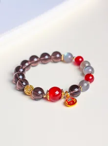 Detaillierte Ansicht eines Naturstein-Armbands mit rotem Achat und Fu-Glücksbringer