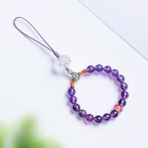 Detailaufnahme eines Amethyst-Perlen-Handy-Anhängers mit Quarz- und Jade-Akzenten.