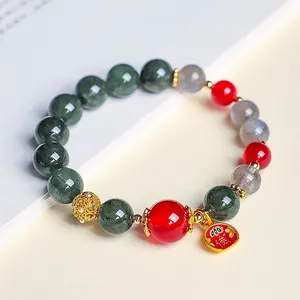 Elegantes Armband aus grünem Rutilquarz und rotem Achat mit goldenem Fu-Anhänger