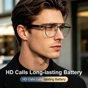 Profilo laterale di un uomo che indossa occhiali intelligenti Bluetooth neri per le chiamate