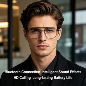 Dettaglio di occhiali Bluetooth intelligenti con batteria a lunga durata indossati da un uomo
