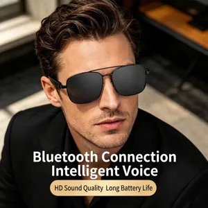 Primo piano di un uomo che indossa occhiali da sole intelligenti Bluetooth neri.